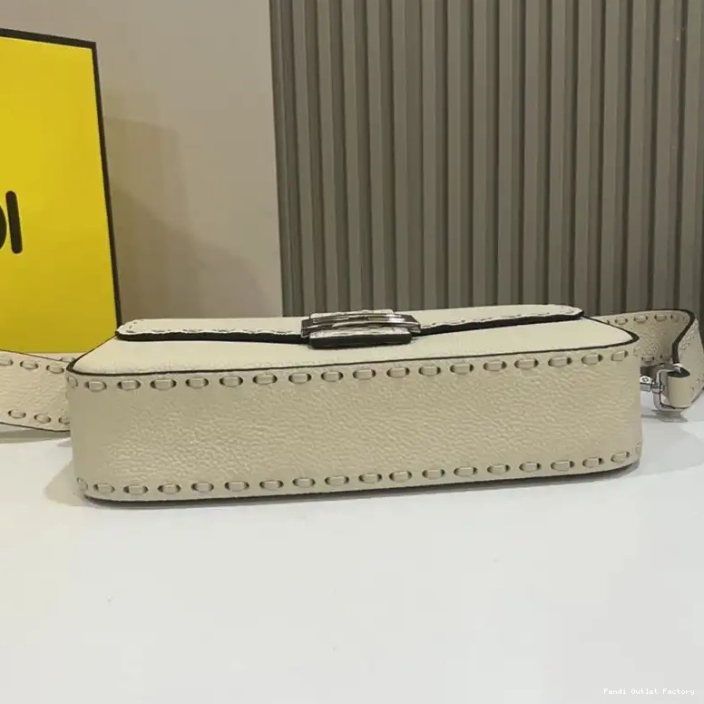 Vintage HOT Fendi Leather In Medium Beige Romano Selleria Cuoio Bag Baguette 0509